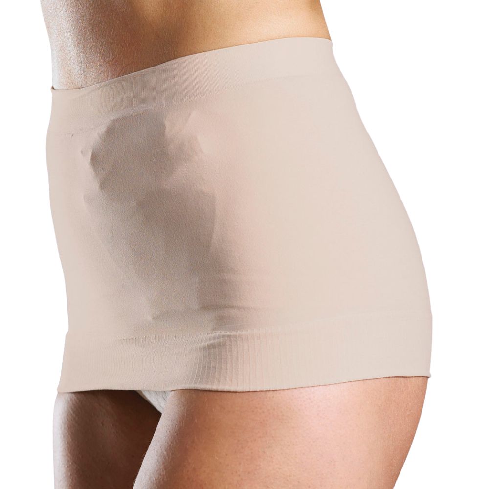 Beigefarbene Bauchbinde am Körper. Elastisches Material. Seitliche Ansicht.