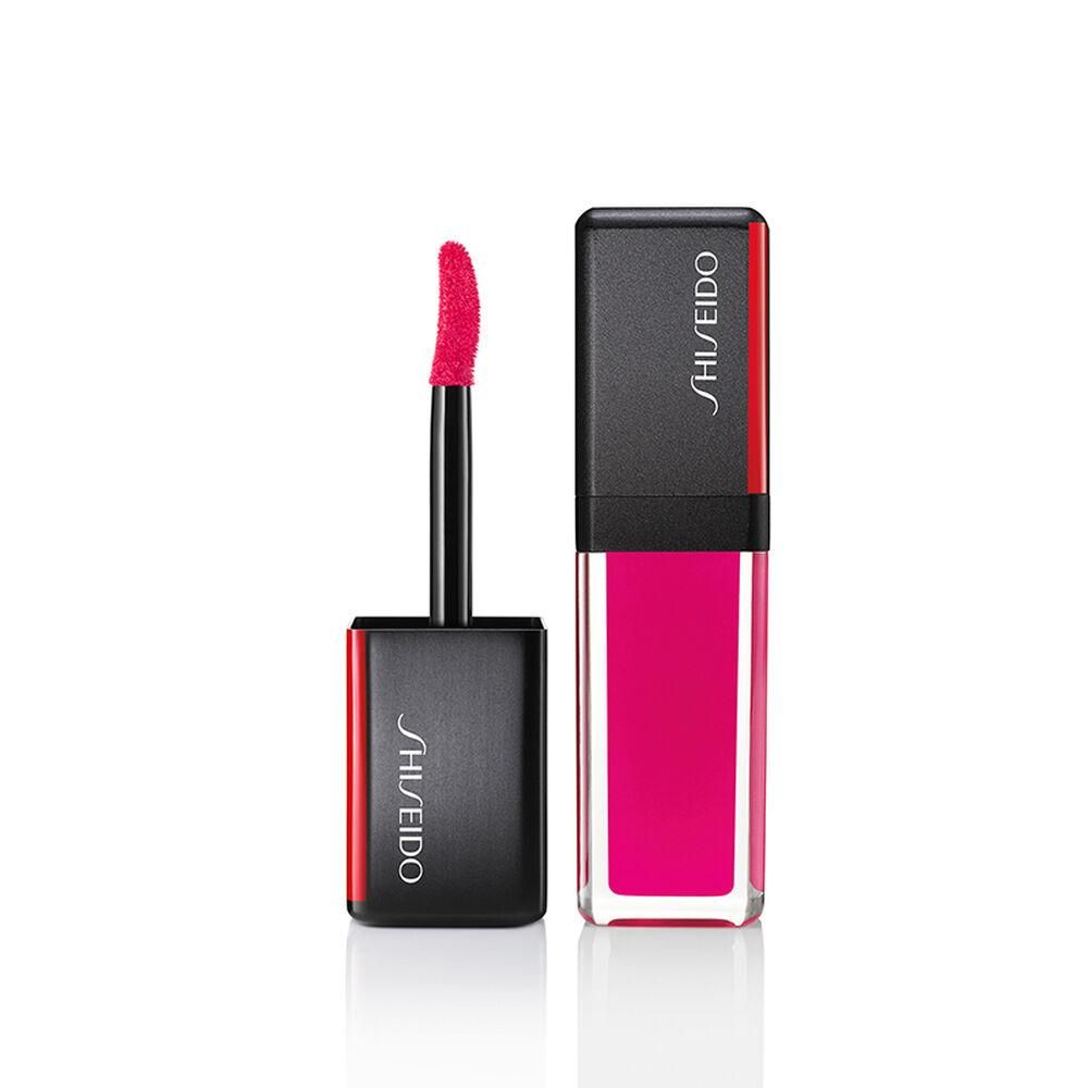 Lippenstift mit Applikator. Schwarzer Deckel mit rotem Akzent und Shiseido-Logo. Pinkfarbener Lippenstift in durchsichtiger Hülle.