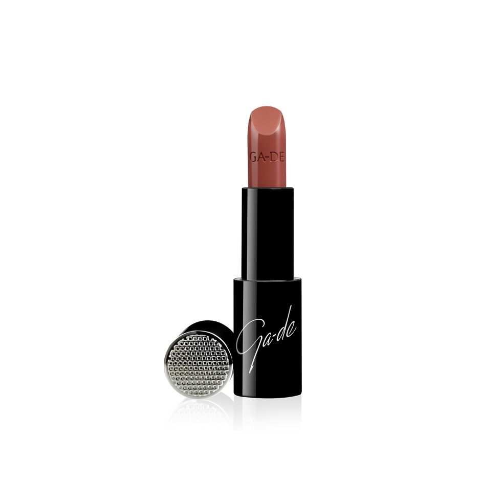 Lippenstift mit schwarzem Gehäuse und silberfarbenem Aufsatz. Der Lippenstift ist geöffnet und zeigt eine rosabraune Farbe. Der Schriftzug Ga-De ist sichtbar.