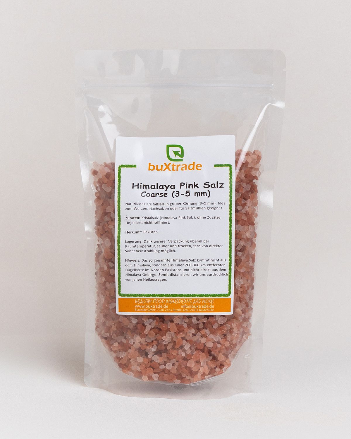 Ein durchsichtiger Beutel mit grobem Himalaya-Salz (3-5 mm) und einem Etikett mit Produktinformationen.