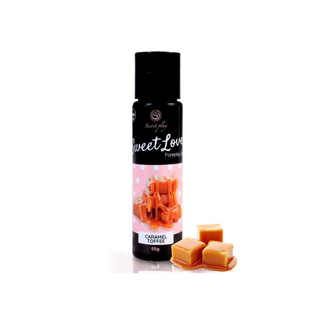 Schwarze Flasche mit Produktetikett. Aufschrift: Sweet Love Foreplay Gel. Abbildung von Karamell-Toffee. 55g. Drei Karamellbonbons.