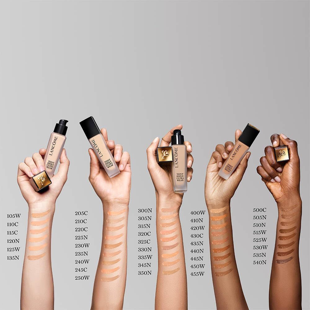 Hände mit Lancôme Teint Idole Ultra Wear Foundation. Verschiedene Farbtöne aufgetragen.