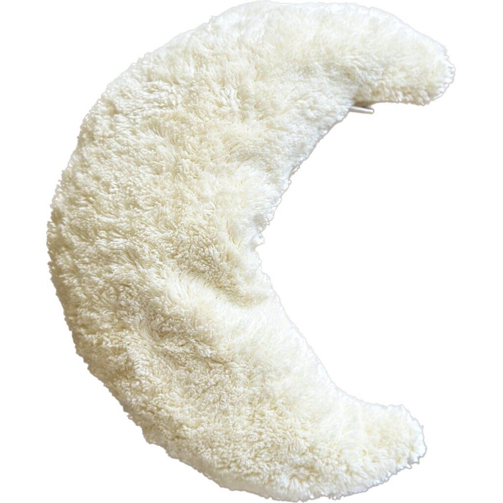 Cremefarbenes, mondförmiges Kissen mit flauschiger Oberfläche. Detailaufnahme, freigestellt.