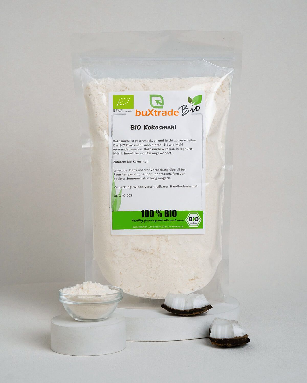 Verpackung mit Kokosmehl, Schale mit Mehl und Kokosstückchen.