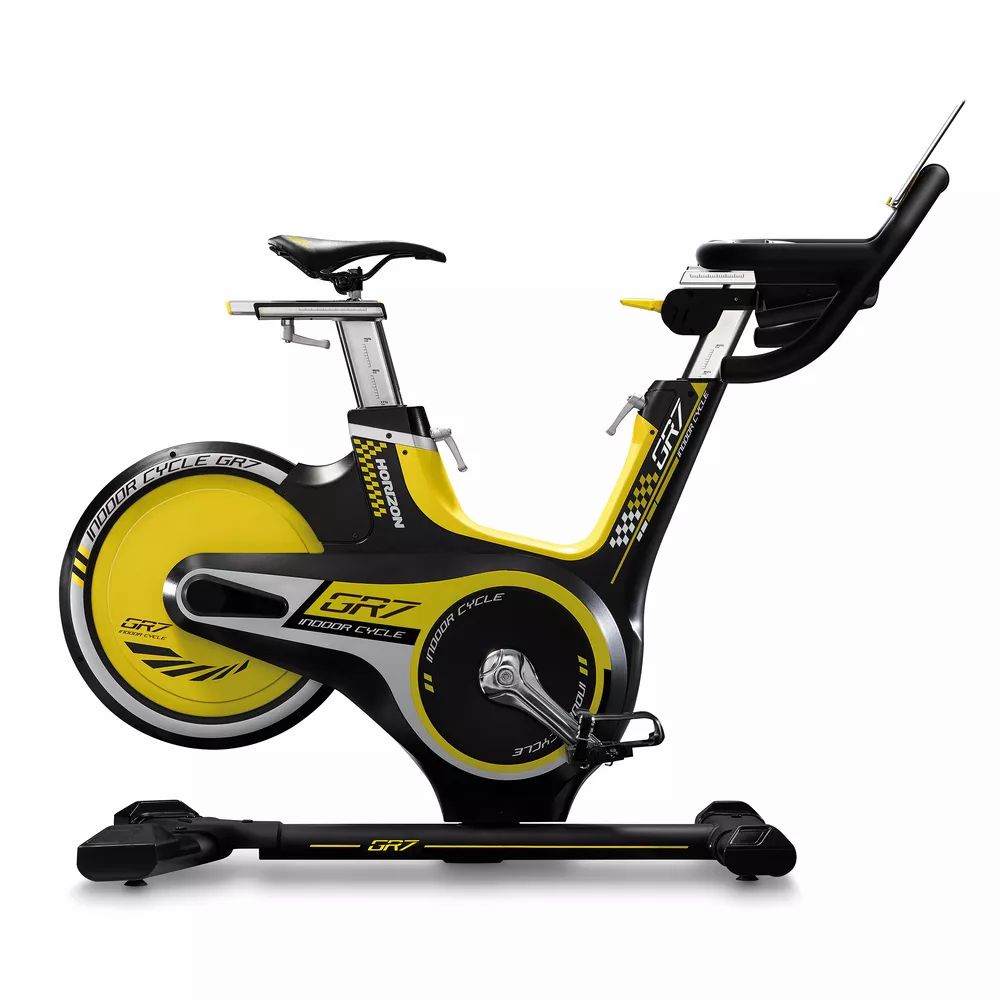 Indoor Cycle GR7, schwarz-gelb. Schwungrad, Sattel, Lenker, Pedale. Horizon-Logo und GR7-Schriftzug.