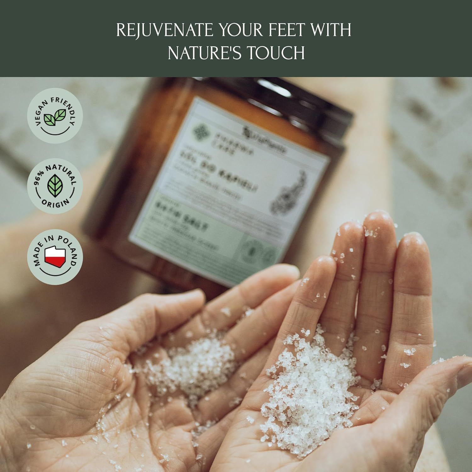 Hände halten Salz. Im Hintergrund eine Dose mit Etikett. Logos: Vegan, 96% Natural Origin, Made in Poland.