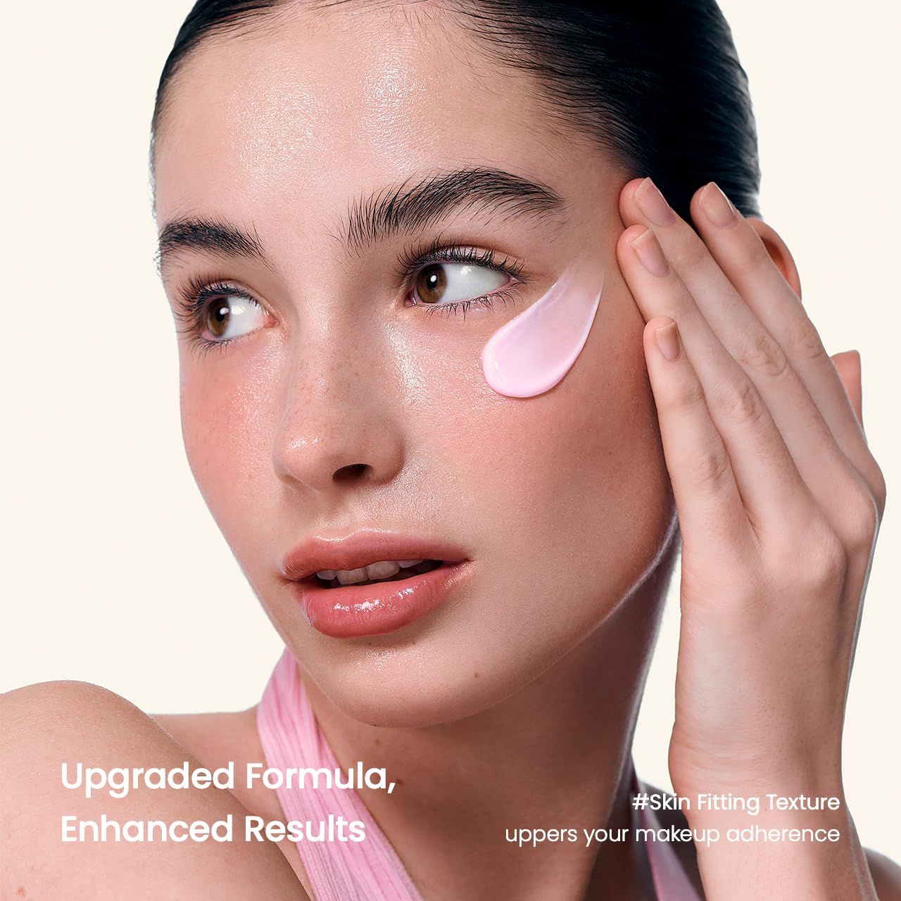 Frau trägt rosa Creme auf die Haut auf. Aufschrift: Biodance Pore Perfecting Collagen Peptide Cream.