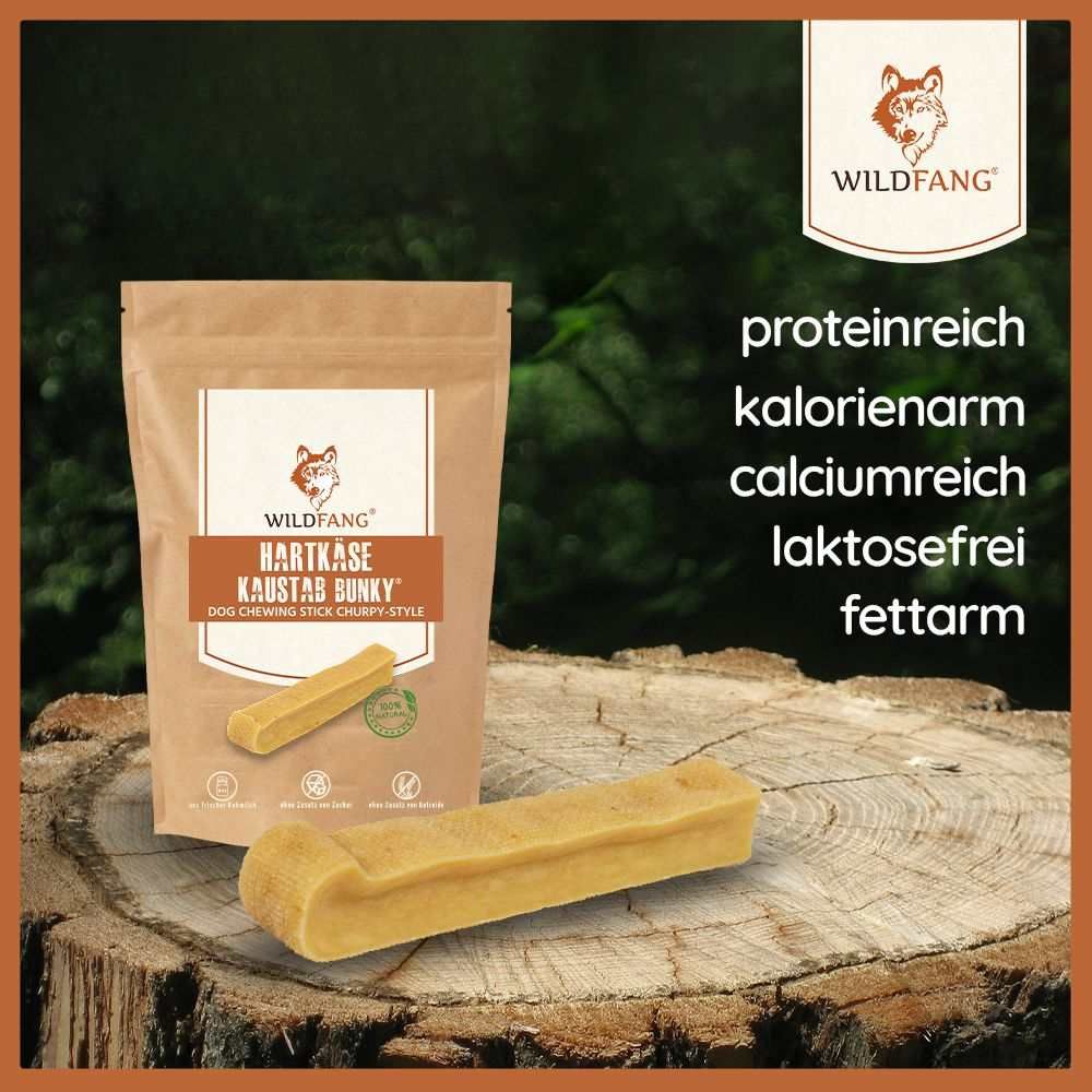 Wildfang Hartkäse Kauspielzeug in brauner Verpackung. Daneben ein Kauspielzeug. Text: proteinreich, kalorienarm, calciumreich, laktosefrei.
