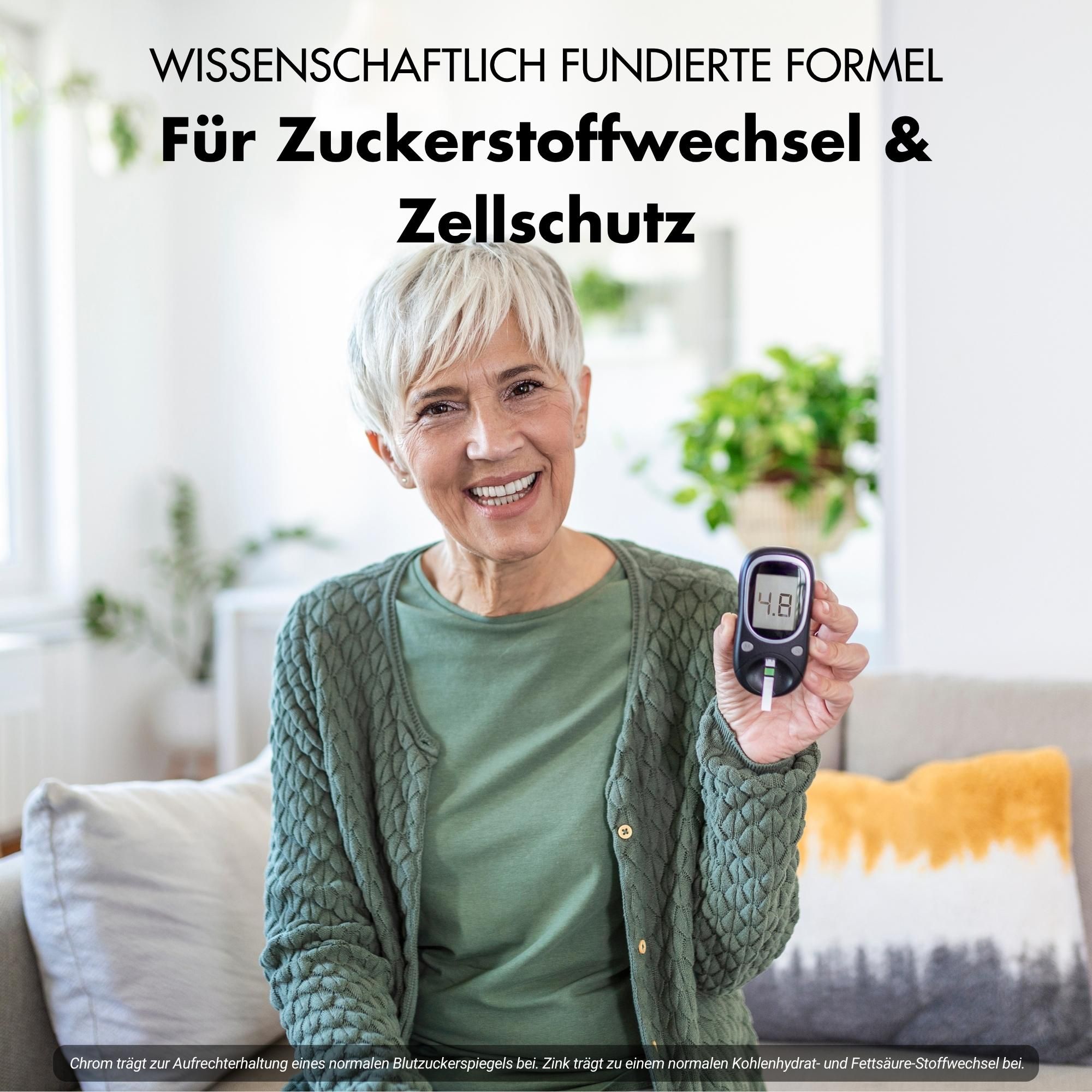 Ältere Frau hält ein Blutzuckermessgerät. Sie lächelt. Text: Für Zuckerstoffwechsel & Zellschutz. Chrom trägt zur Aufrechterhaltung eines normalen Blutzuckerspiegels bei.