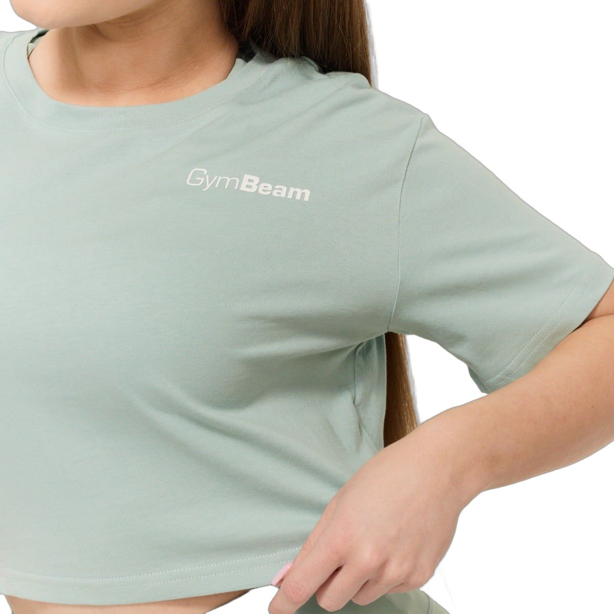 Nahaufnahme des hellgrünen, kurz geschnittenen Damen-T-Shirts mit dezentem Logo.