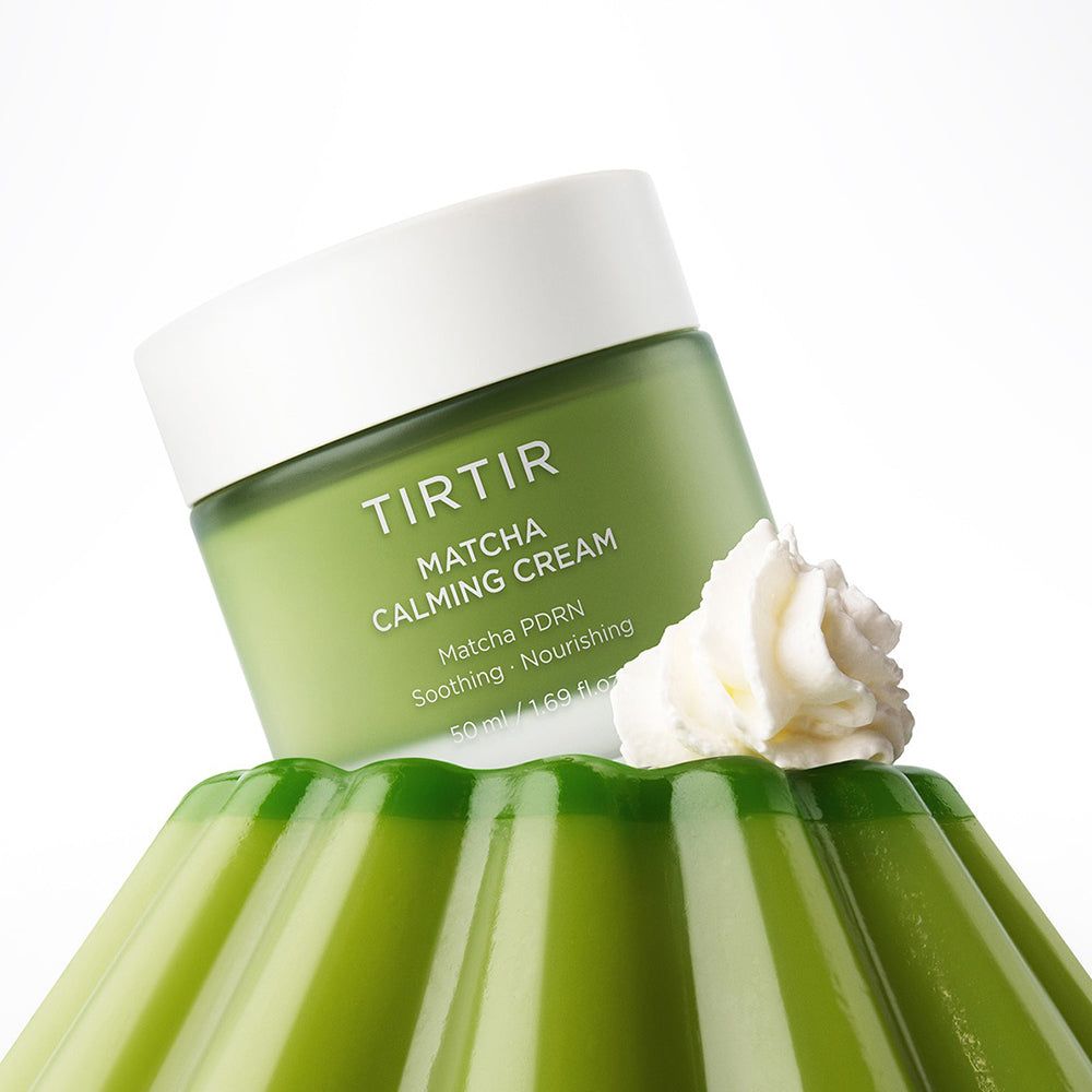 Grüner Tiegel mit Creme, weißer Deckel. Text: TIRTIR Matcha Calming Cream, 50 ml / 1.69 fl.oz. Auf grünem Gelee mit Sahne.