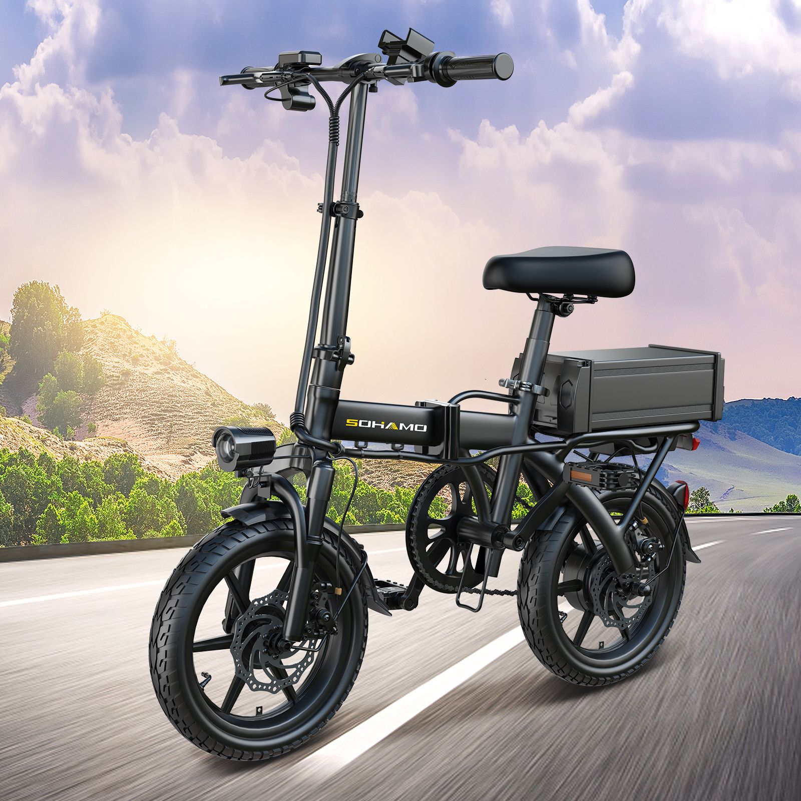 Schwarzes E-Bike auf Straße. Mit Akku, Scheinwerfer und Gepäckträger. Marke SOHAMO.