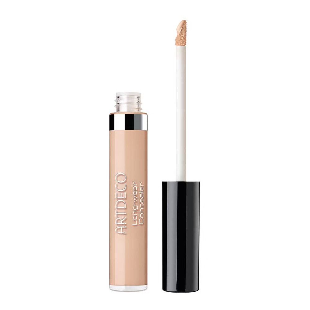 Geöffnete, beige Concealer-Tube mit Applikator. Schwarzer Deckel. Schriftzug: ARTDECO Long-wear Concealer.
