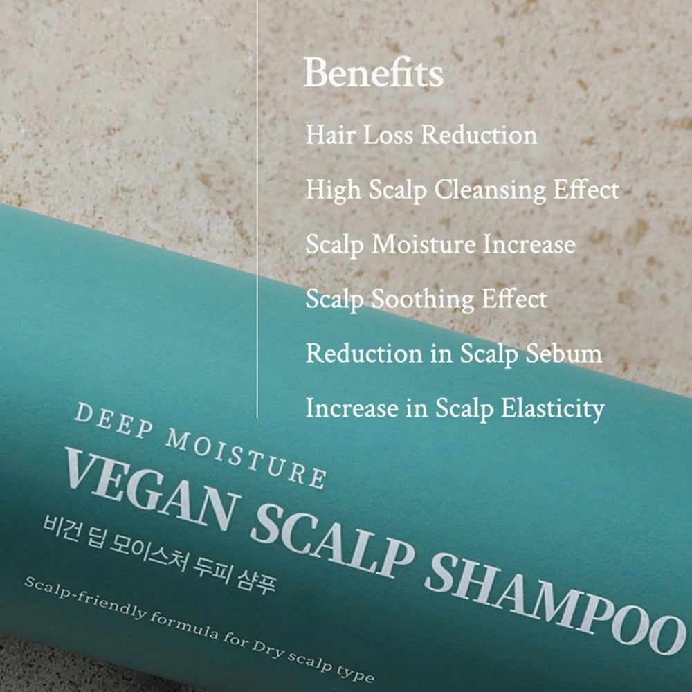 Nahaufnahme einer türkisfarbenen Flasche Vegan Scalp Shampoo. Text: Vorteile, wie Reduzierung von Haarausfall und Erhöhung der Kopfhautfeuchtigkeit.