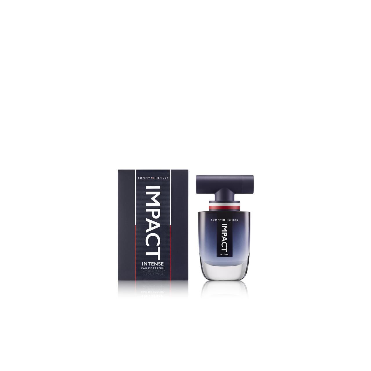 Tommy Hilfiger Impact Intense EdP Nat. Spray und Verpackung. Blaue Flasche, schwarzer Verschluss. Aufschrift IMPACT.