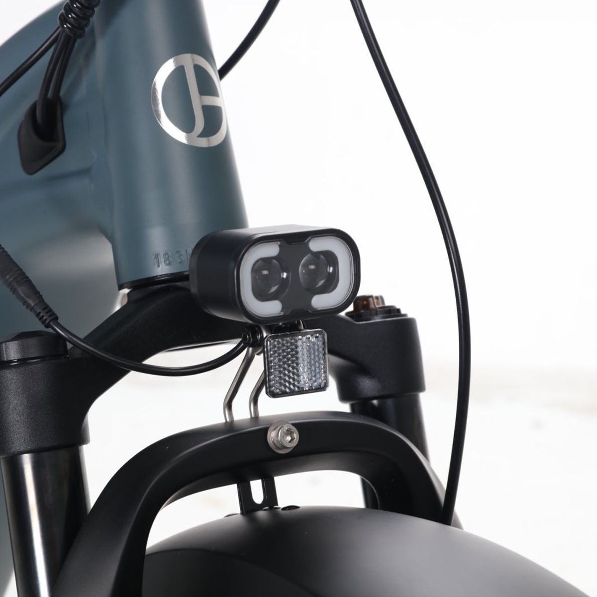 Frontscheinwerfer mit zwei Lichtern. Reflektor darunter. Schwarzer Kotflügel.