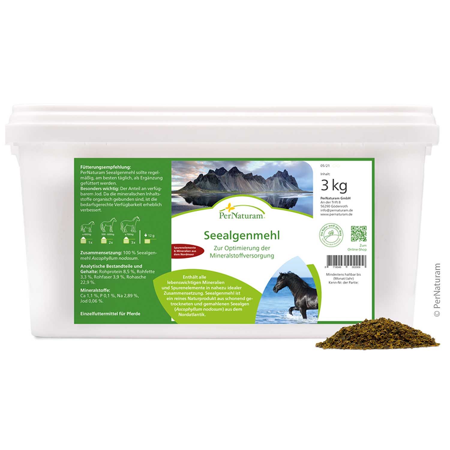 Weißer Behälter mit Aufdruck. Text: Seealgenmehl, 3 kg. Grün-weiße Etiketten mit Text und Bild eines Pferdes im Wasser.