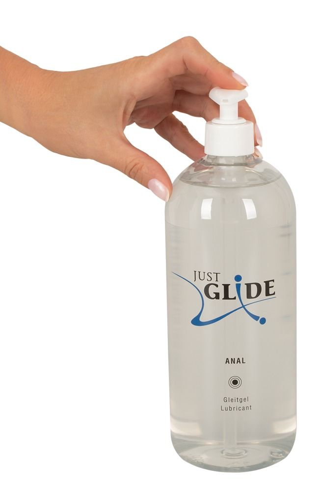 Hand greift nach transparenter Flasche mit Dosierpumpe. Aufschrift: JUST GLIDE ANAL.