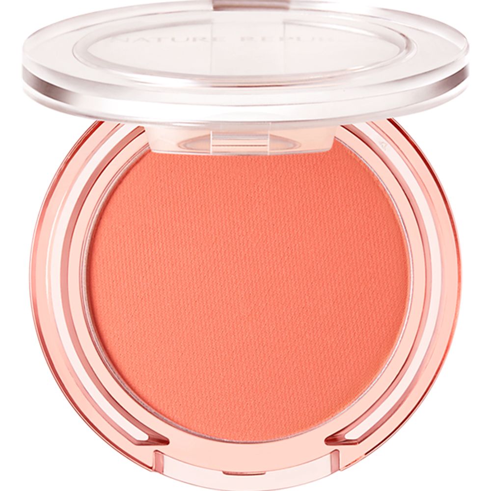Runder, rosafarbener NATURE REPUBLIC By Flower Blusher Blush. Offener Deckel. Innen rosa Puder. Transparente Verpackung.