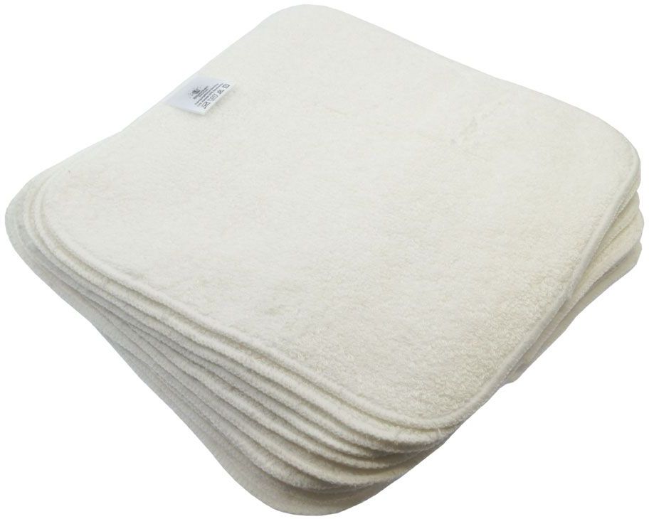 Stapel quadratischer, cremefarbener Reinigungstücher. Ein kleines Etikett ist sichtbar. Die Tücher sind aus Bambus.