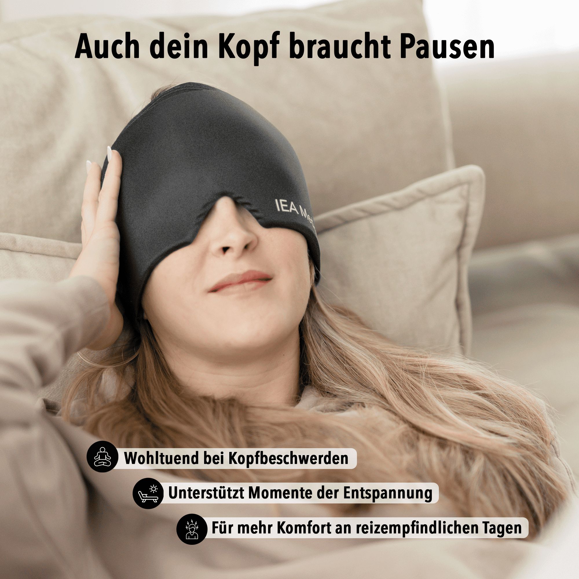 Frau mit schwarzer IEA Medical Migränemaske auf dem Sofa, entspannt.