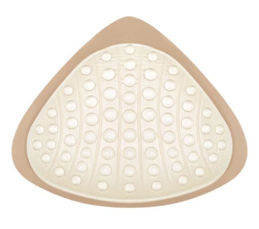 Brustprothese in Dreiecksform. Die Innenseite hat eine Struktur aus kleinen, runden Erhebungen.