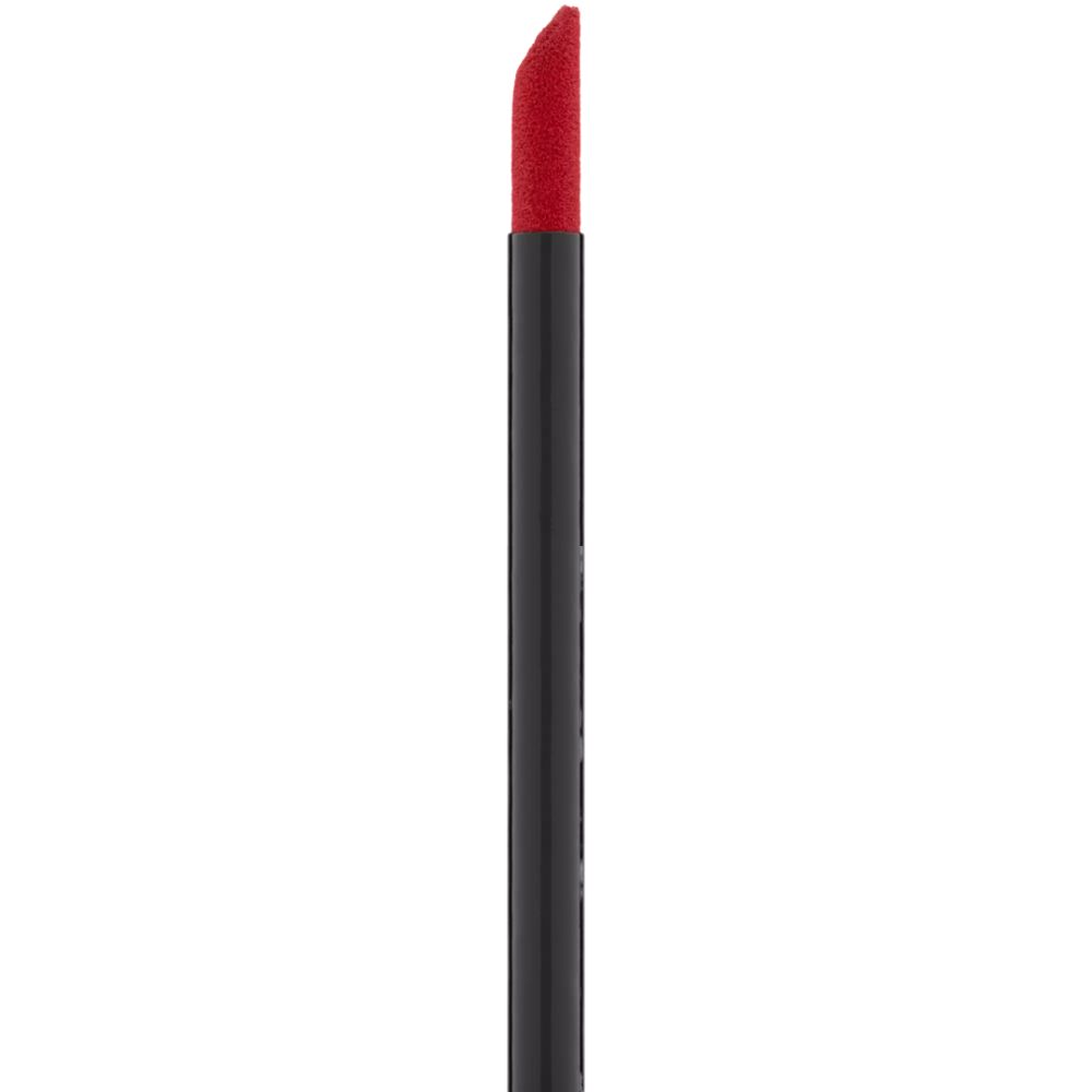 Schwarzer Applikator mit roter, abgeschrägter Spitze. Produkt: Flüssig-Lippenstift.