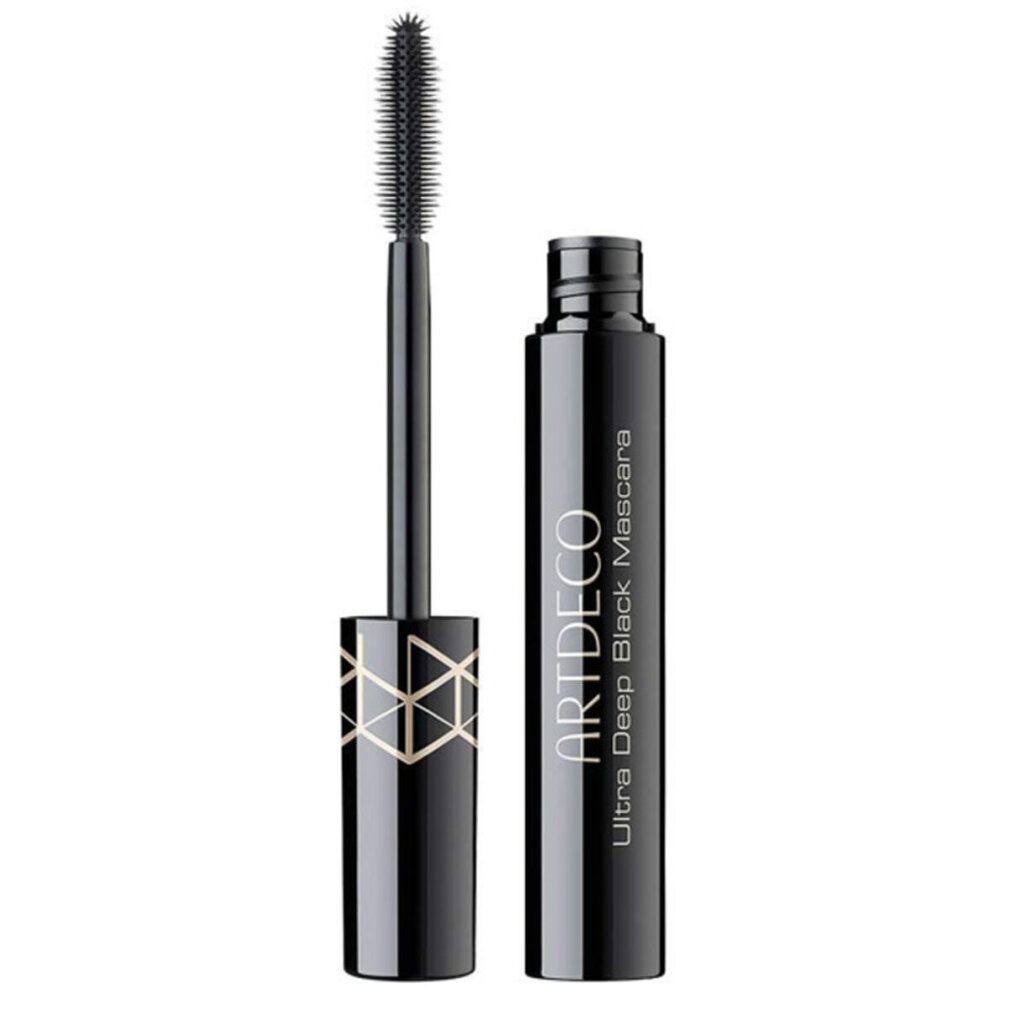 Schwarze Mascara-Tube mit geöffneter Bürste. Auf der Tube steht "ARTDECO Ultra Deep Black Mascara".