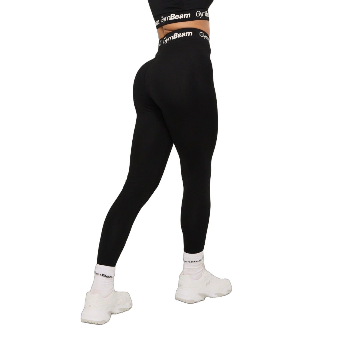 Rückansicht einer Frau in schwarzen Leggings mit weißem Logo-Bund.