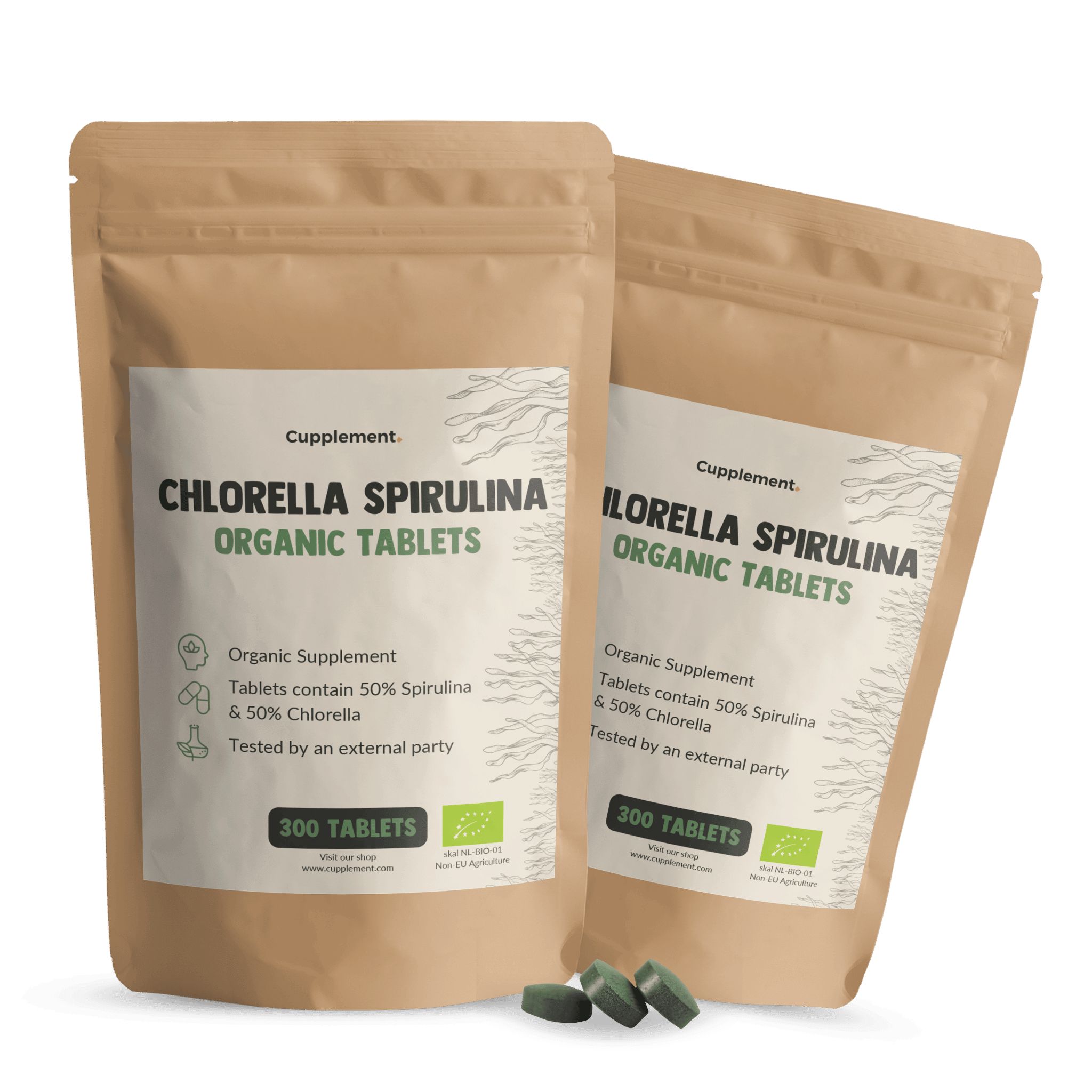 Zwei Beutel mit Spirulina-Tabletten. Aufschrift: Chlorella Spirulina Organic Tablets. 300 Tabletten. Bio-Siegel.