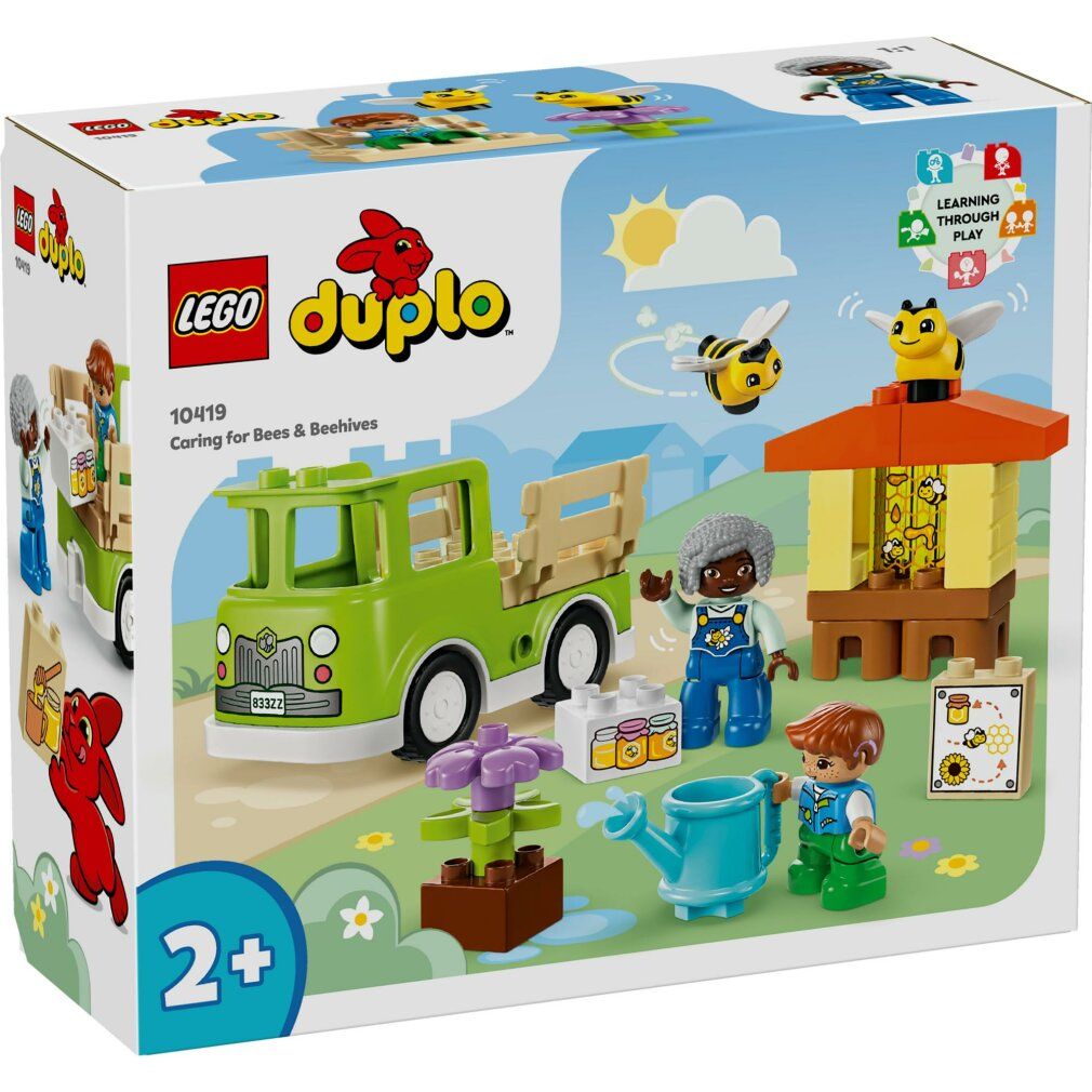 LEGO DUPLO Set. Enthält einen grünen LKW, Figuren, Bienenhaus, Blumen, Gießkanne und Bienen. Altersempfehlung: 2+.