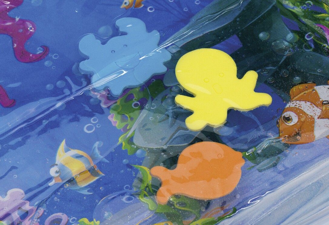 Spielmatte mit Wasser, Ozean-Design. Enthält gelbe, blaue und orangefarbene Meerestiere. Transparente Oberfläche.