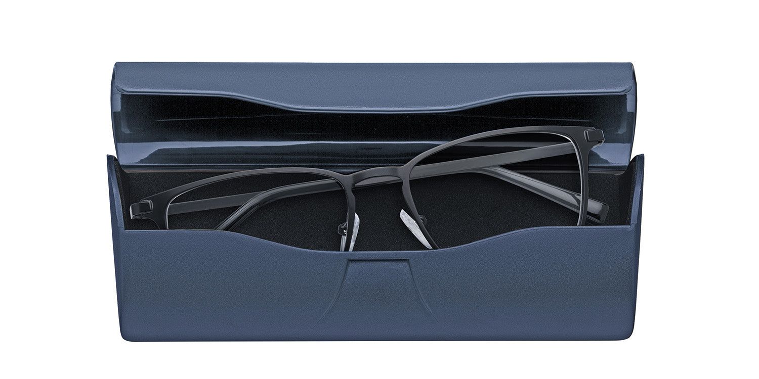 Blaues Kunststoff-Etui, geöffnet. Brille mit Metallrahmen liegt im Etui.