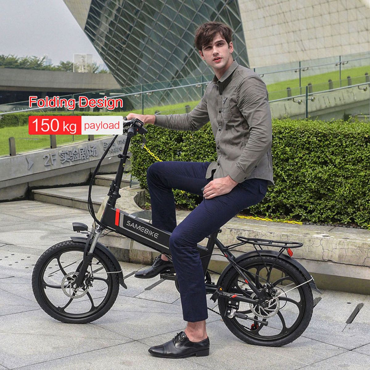 Mann fährt auf einem schwarzen Elektrofahrrad SAMEBIKE 20LVXD30. Sichtbar: Rahmen, Räder, Sattel, Gepäckträger.