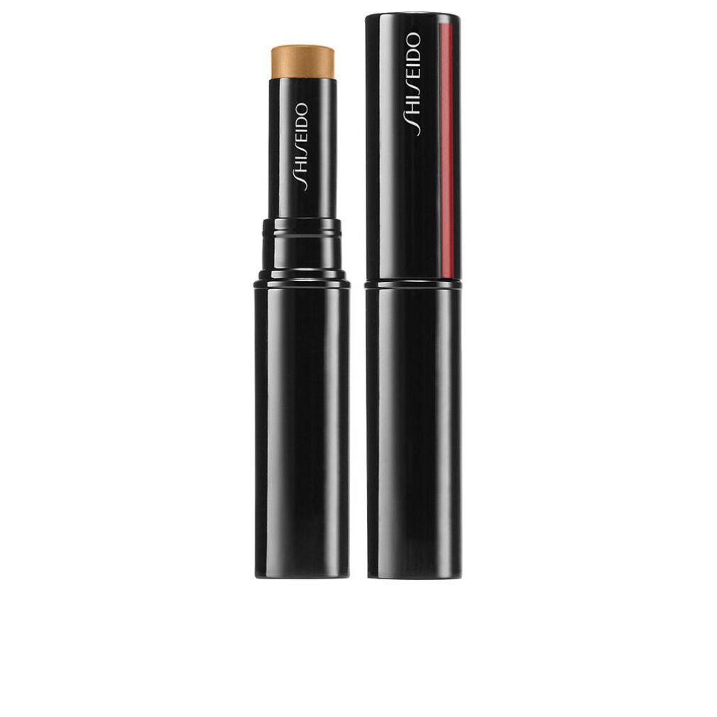 Concealer-Stick, dunkelblau mit rotem Streifen. Deckel daneben. Produktname und Marke: SHISEIDO. Creme-farbener Stift.
