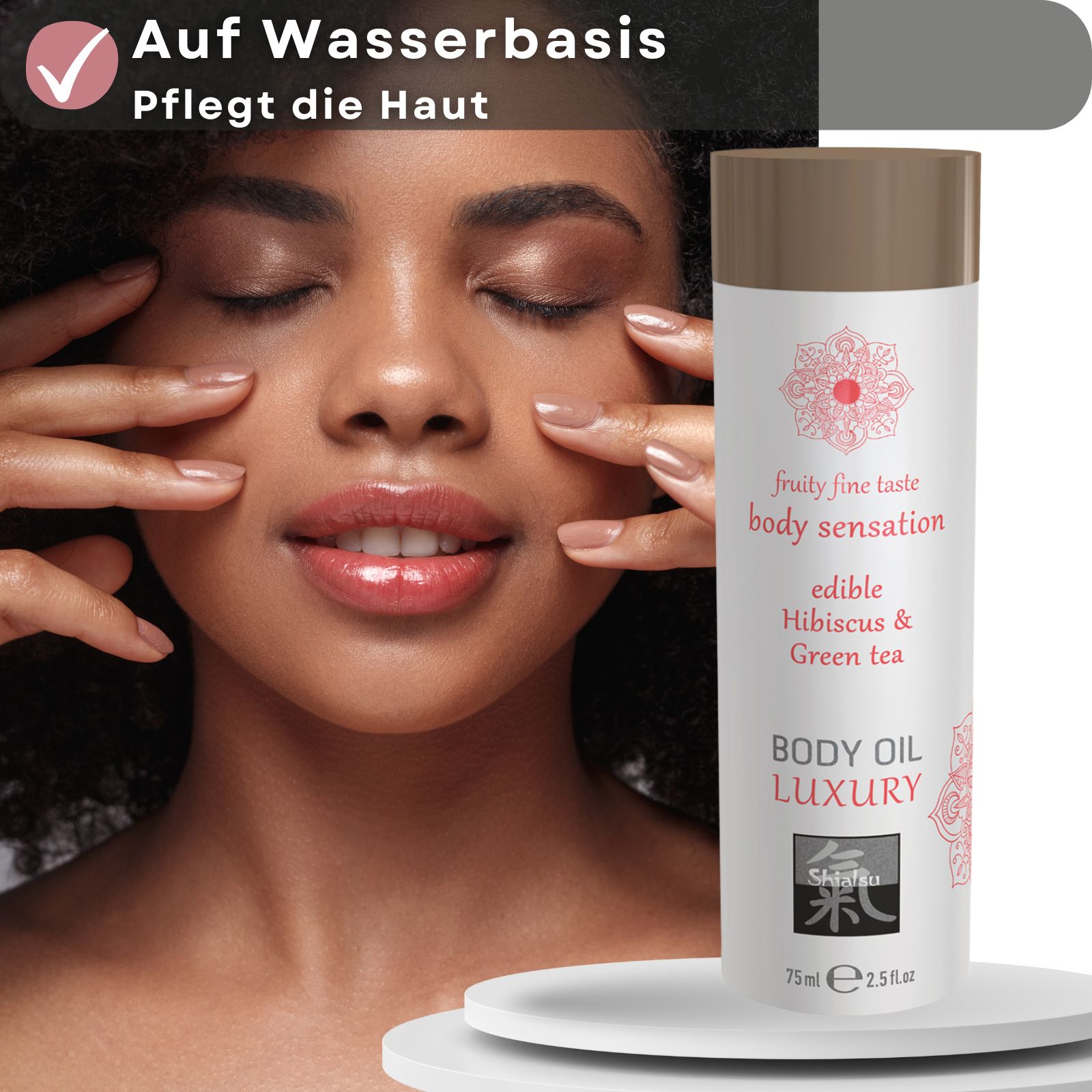 Produktflasche neben Frau. Textfeld: Auf Wasserbasis, Pflegt die Haut. Flasche: Body Oil Luxury, Shiatsu, Hibiskus & Grüner Tee. Volumenangabe.