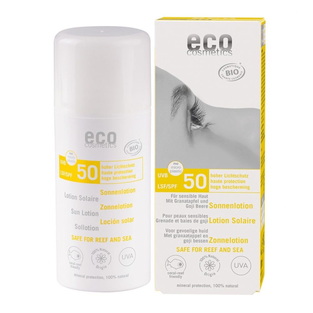 Weiße Flasche und Karton mit Sonnenlotion. Aufschrift: eco cosmetics, LSF 50, BIO-Siegel. Text in mehreren Sprachen.