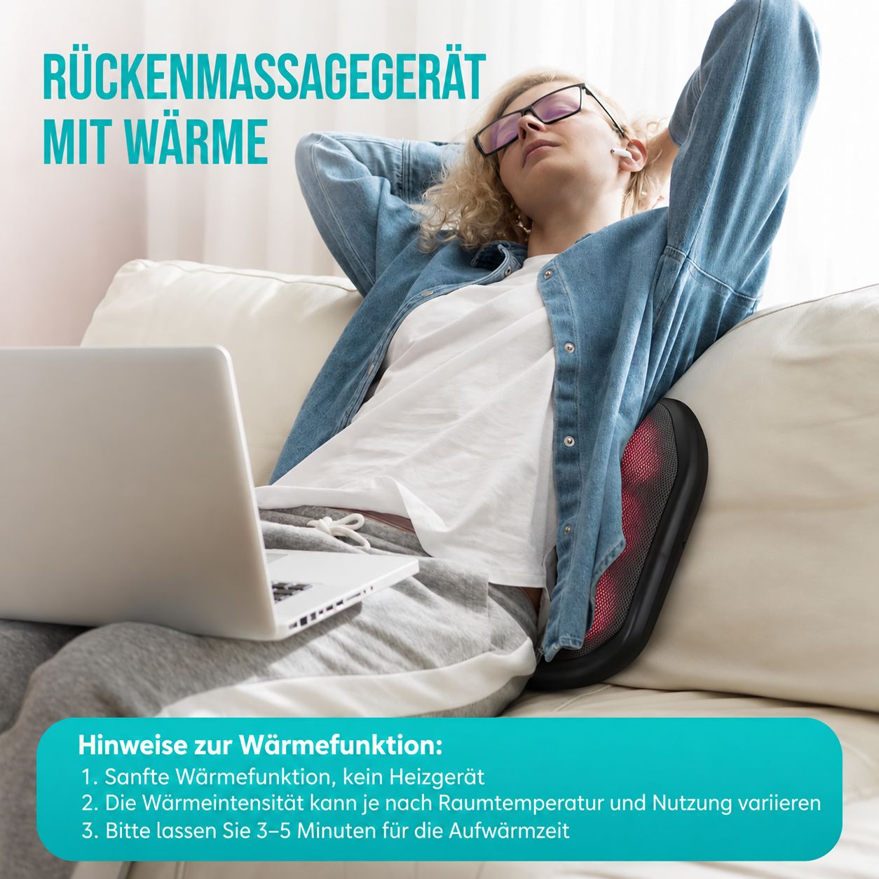 Rückenmassagegerät mit Wärme, das von einer Frau auf einem Sofa benutzt wird.