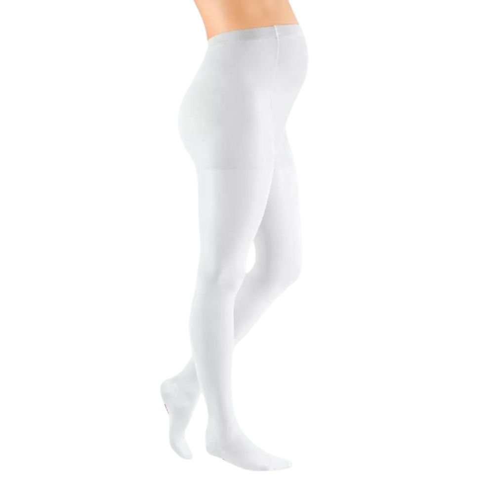 Weiße Kompressions-Umstandshose. Seitliche Ansicht einer Person, die die Strumpfhose trägt. Das Produkt bedeckt die Beine und den Bauch.