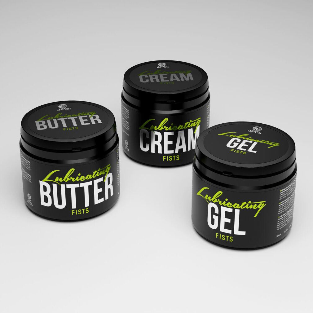 Drei schwarze Tiegel mit unterschiedlichen Aufschriften: "Lubricating BUTTER FISTS", "Lubricating CREAM FISTS", "Lubricating GEL FISTS".