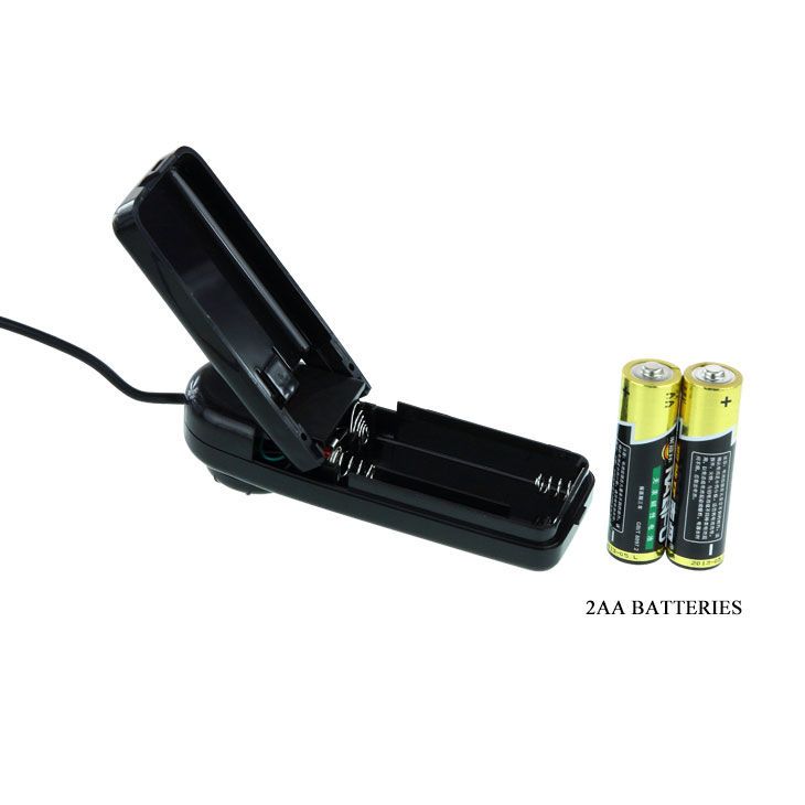 Schwarze Fernbedienung mit geöffnetem Batteriefach. Zwei AA-Batterien liegen daneben. Text: 2AA BATTERIES.