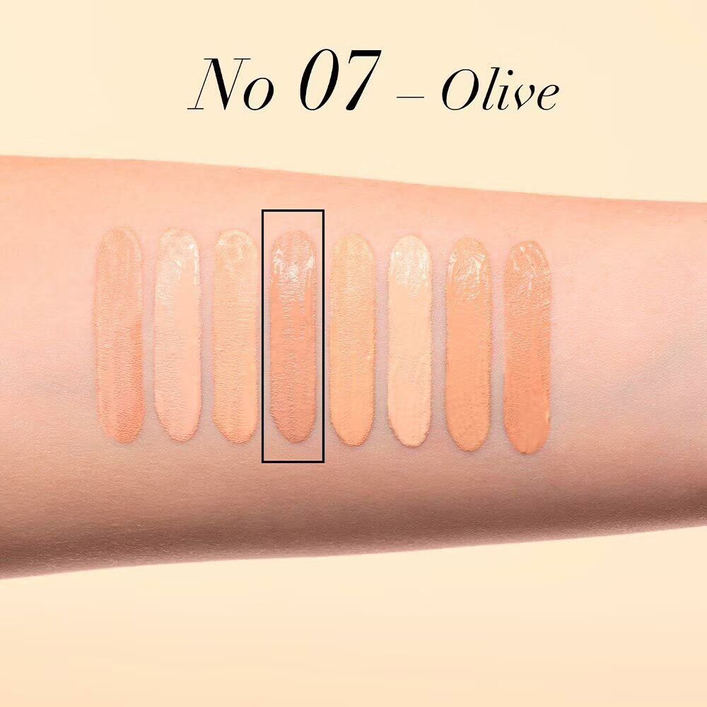 Arm mit verschiedenen Concealer-Farben. Ein Bereich ist markiert. Text: No 07 - Olive.