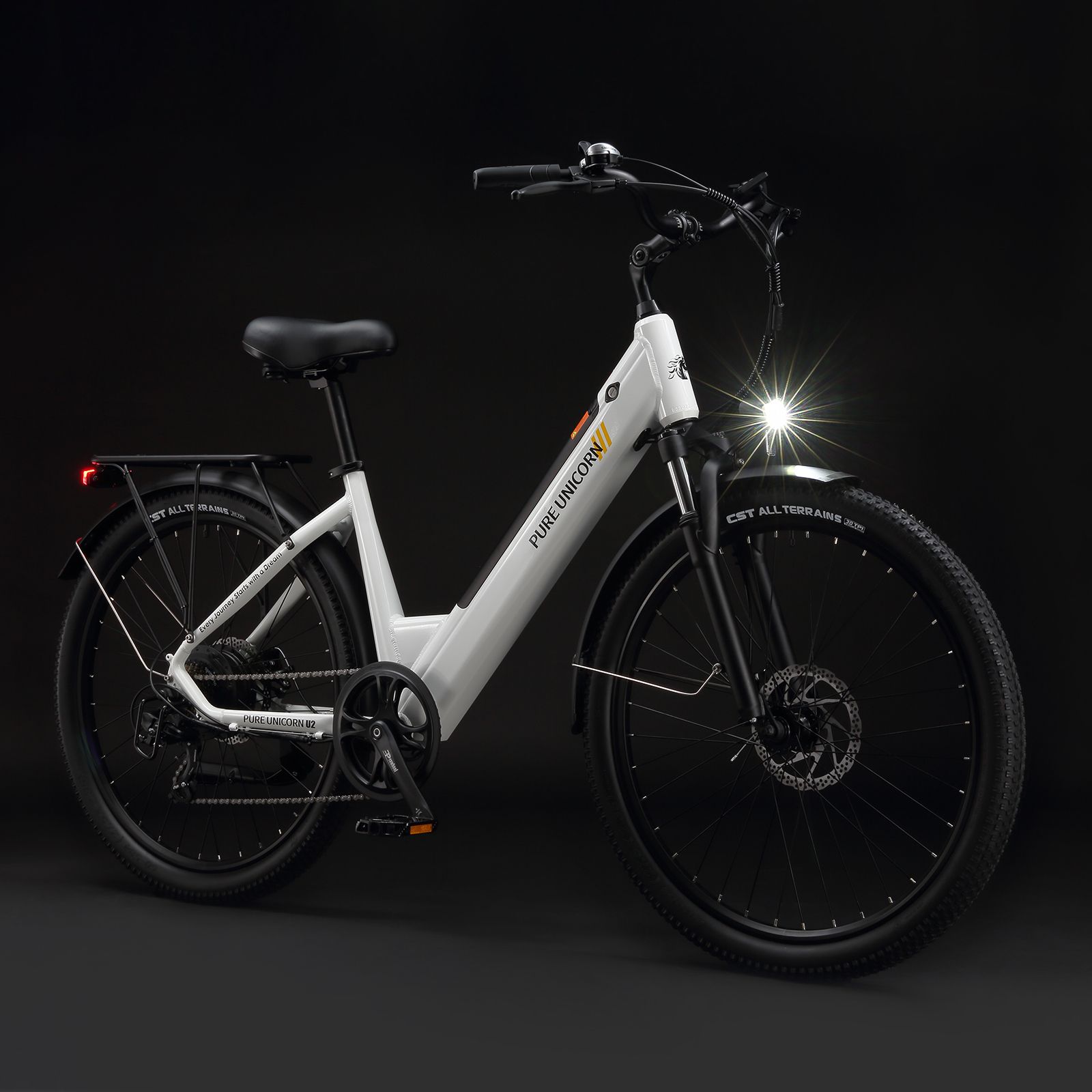 Weißes E-Bike mit schwarzen Reifen und Details. Marke: PURE UNICORN. Scheinwerfer leuchtet.