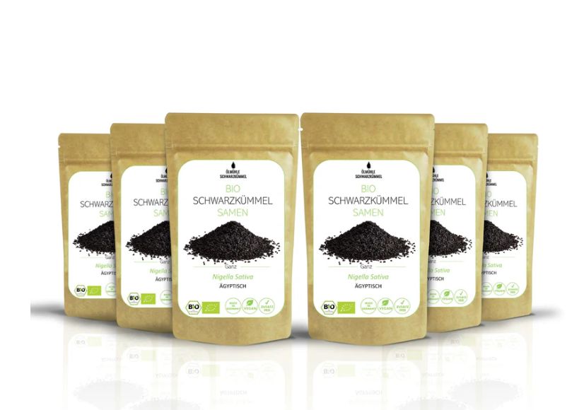 Sechs Beutel mit BIO Schwarzkümmel Samen. Aufdruck: BIO Schwarzkümmel Samen, Nigella Sativa, Ägyptisch. Siegel.