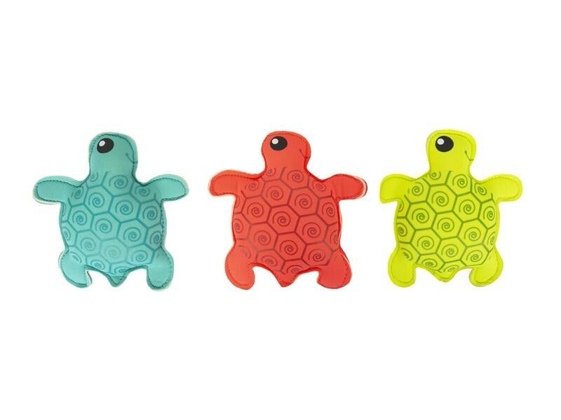 Drei farbige Schildkröten-Spielzeuge. Türkis, rot und gelb. Jede Schildkröte hat ein sechseckiges Muster auf dem Panzer und schwarze Augen.