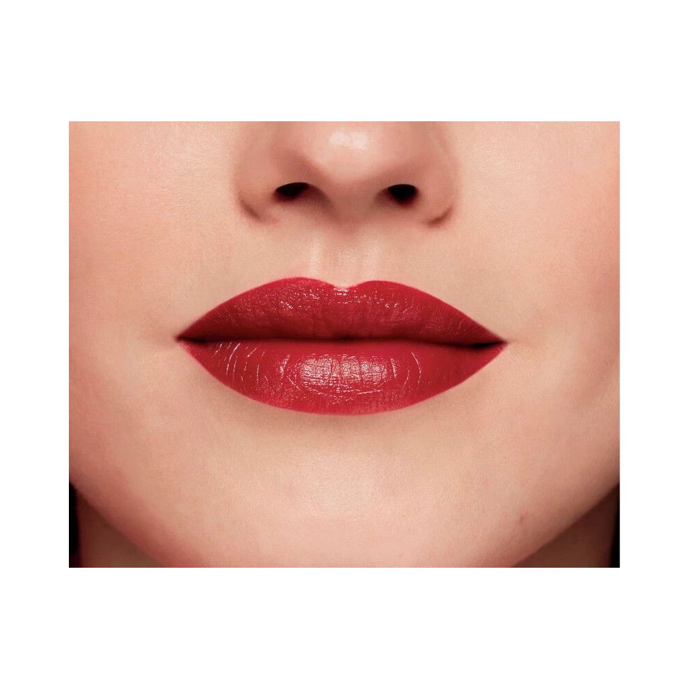 Nahaufnahme von Lippen mit rotem Lippenstift. Die Lippen sind voll und glänzend.