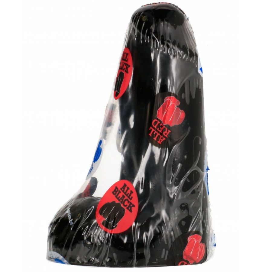 Schwarzer Dildo in transparenter Verpackung. Rote Aufkleber mit "ALL BLACK" und Faust-Logo.