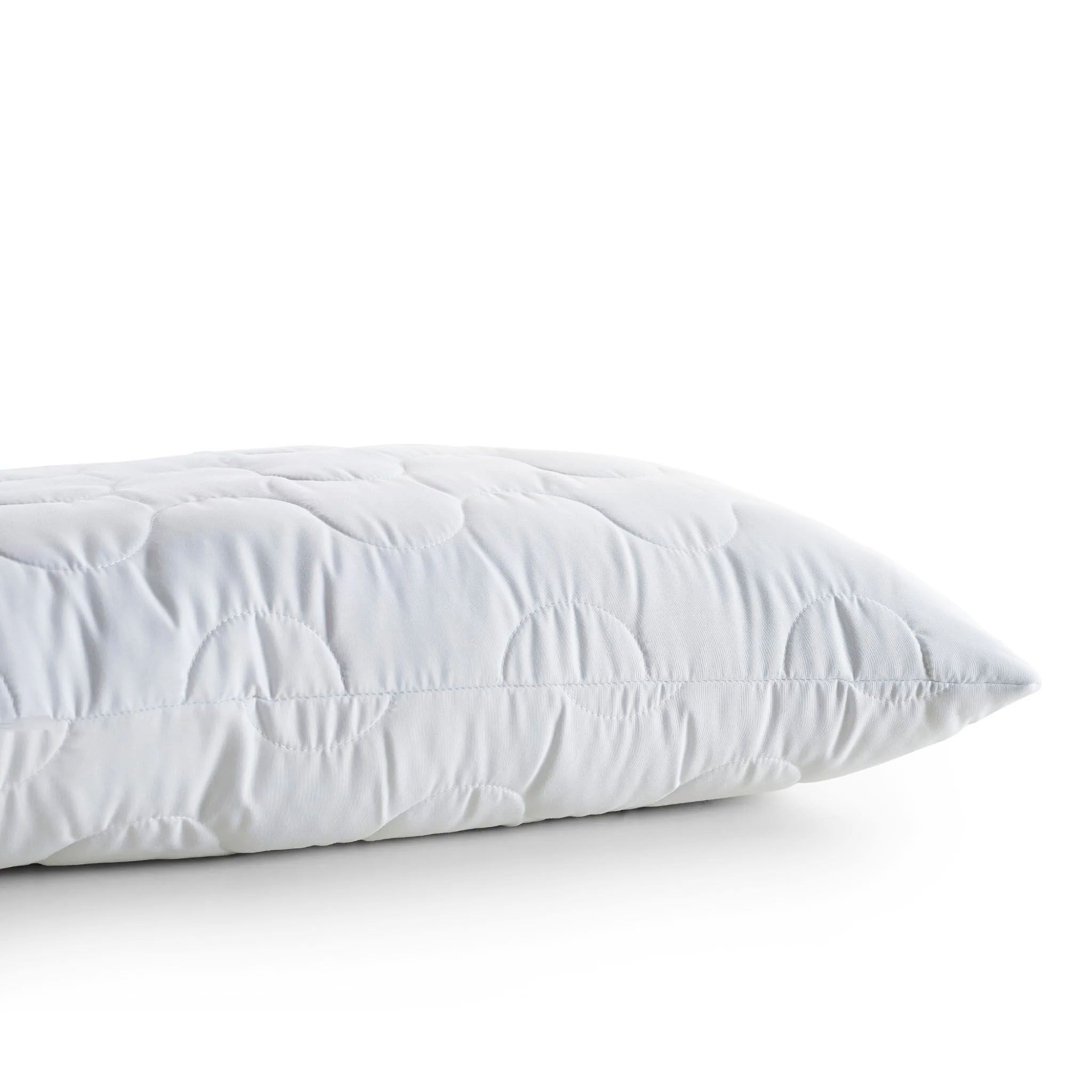 Nahaufnahme eines weißen Kissens mit Steppmuster. Eckansicht.