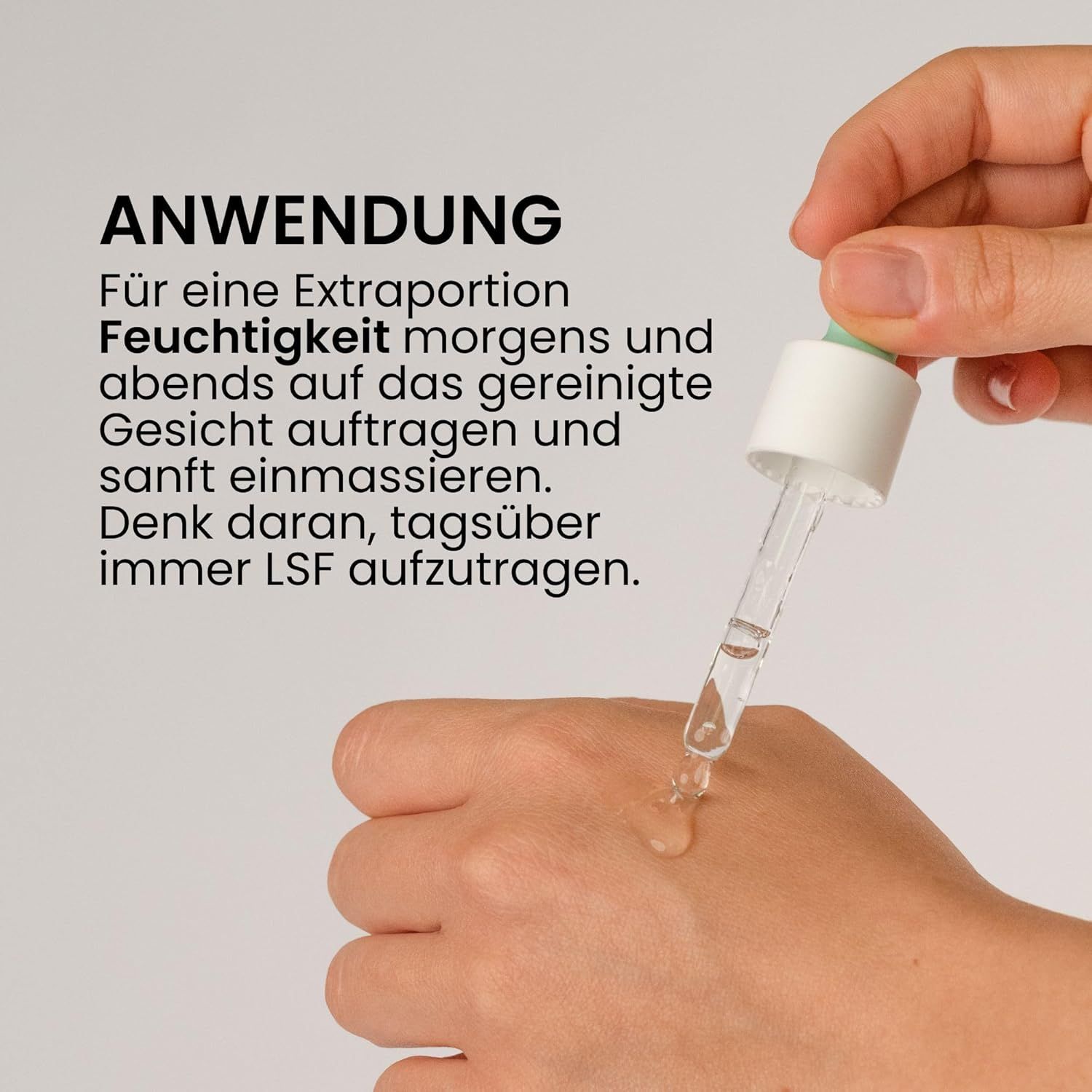 Hand mit Pipette, die Serum auf die Haut tropft. Text: Anwendung. Für eine Extraportion Feuchtigkeit morgens und abends auftragen.