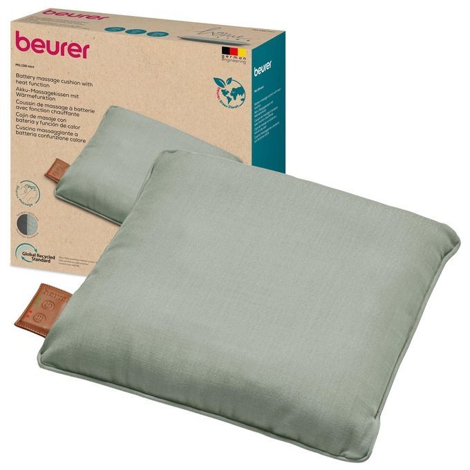 Graues Massagekissen mit braunem Label, vor Verpackung. Beurer-Logo und Produktbezeichnung sichtbar. Verpackung mit Zertifizierungen.